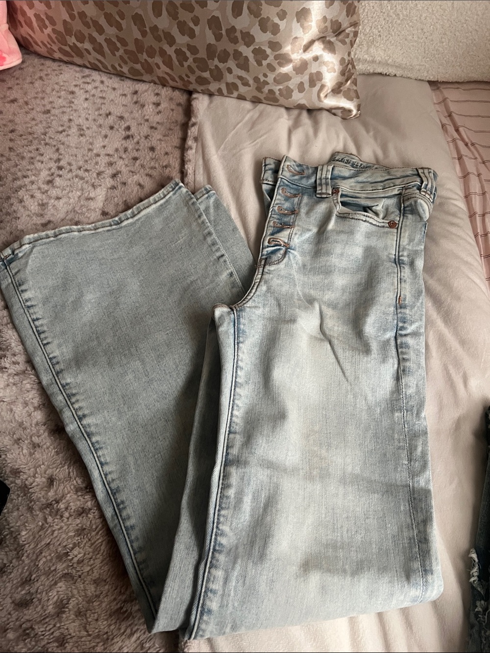 AMERICAN EAGLE Light Wash Women’s High-Rise Jeans